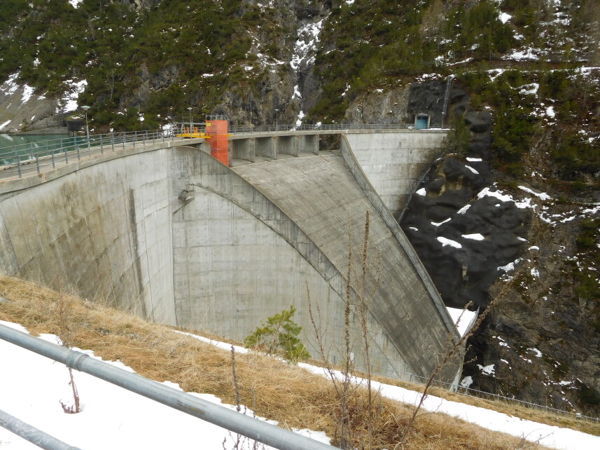 Centrale d'Ova Spin (intégrée au barrage)